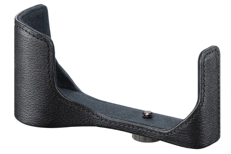 <b>本革製ボディケース「LCS-EB70」。11月11日発売。1万500円</b>