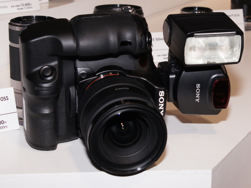 <b>縦位置グリップと同日発表のクリップオンストロボを装着したところ</b>