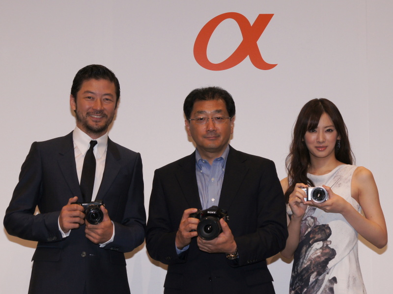 <b>左から浅野忠信さん、高木一郎氏、北川景子さん</b>