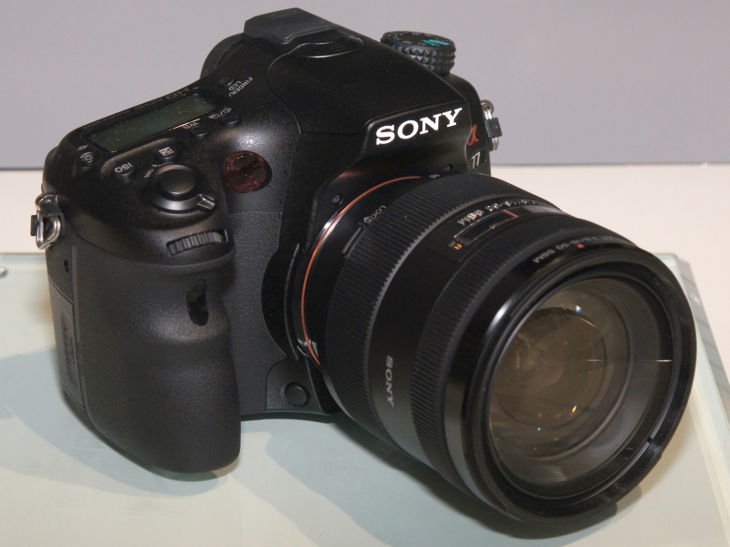 <b>α77。キットレンズの「DT 16-50mm F2.8 SSM」を装着</b>