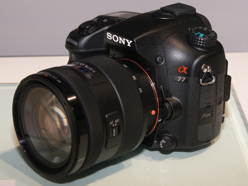 <b>α77。キットレンズの「DT 16-50mm F2.8 SSM」を装着</b>