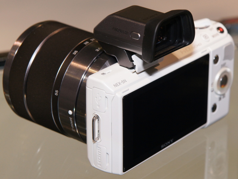 <b>ホワイトに外付けEVFを装着したところ</b>