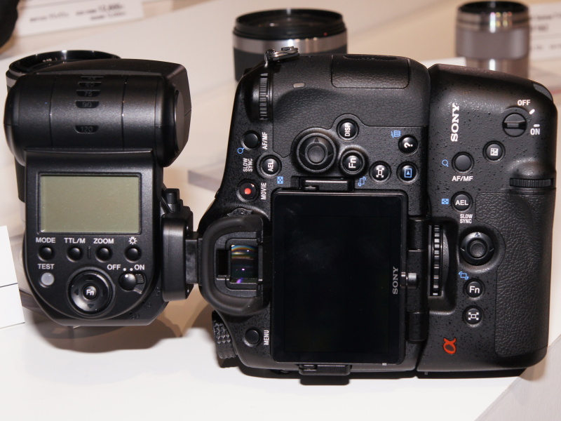 <b>縦位置グリップと同日発表のクリップオンストロボを装着したところ</b>