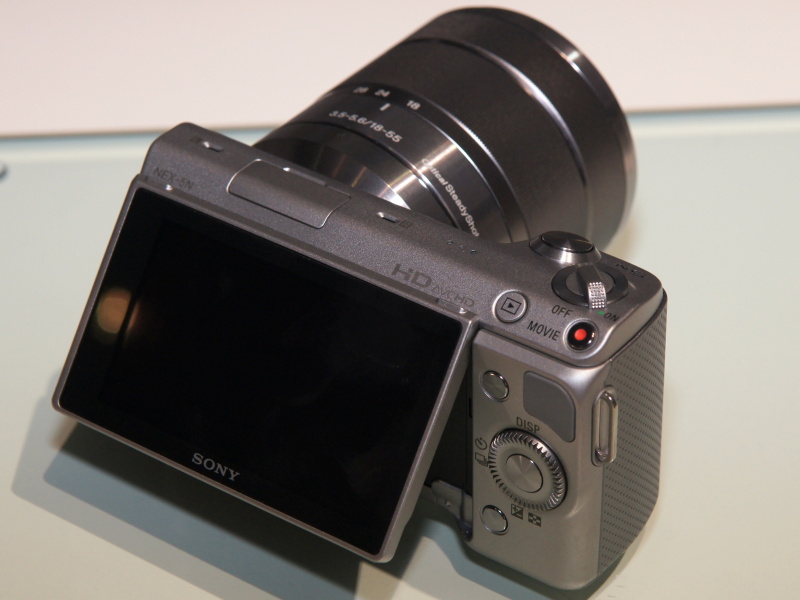 <b>ボタンの形状など、NEX-5から変わっている部分もある</b>