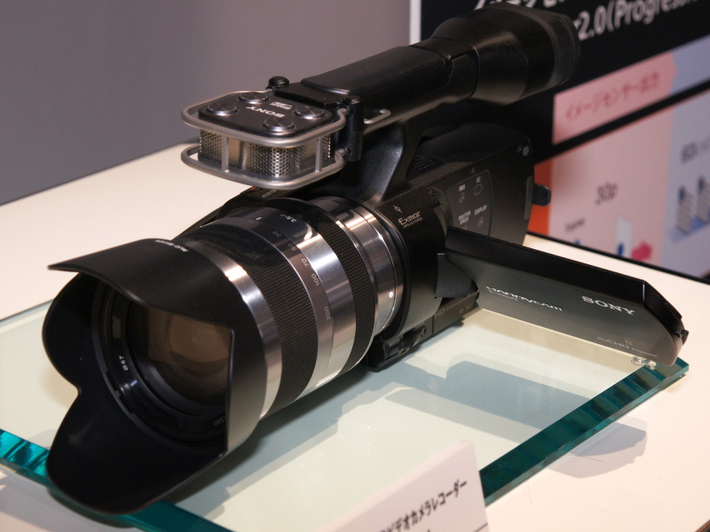 <b>レンズ交換式ビデオカメラ「NEX-VG20」も展示</b>