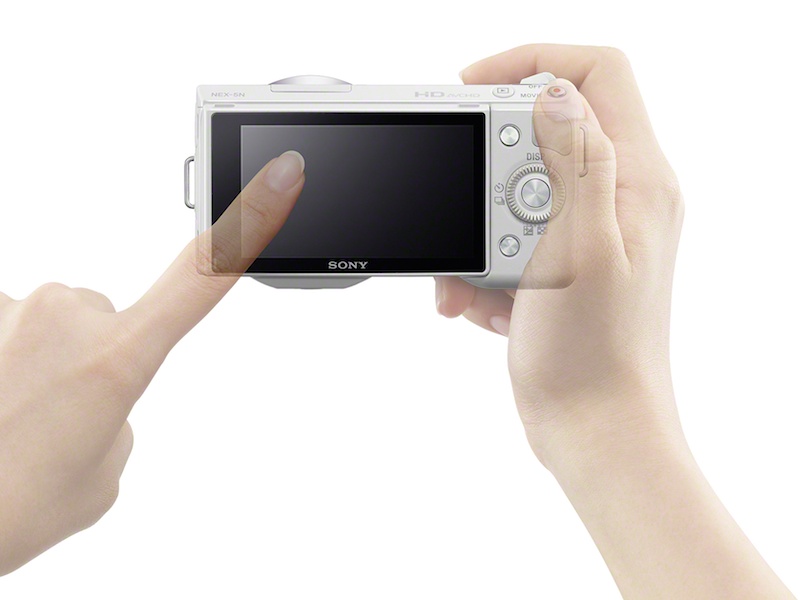 <b>タッチパネルを採用。被写体にタッチしてのピント合わせが可能になった</b>