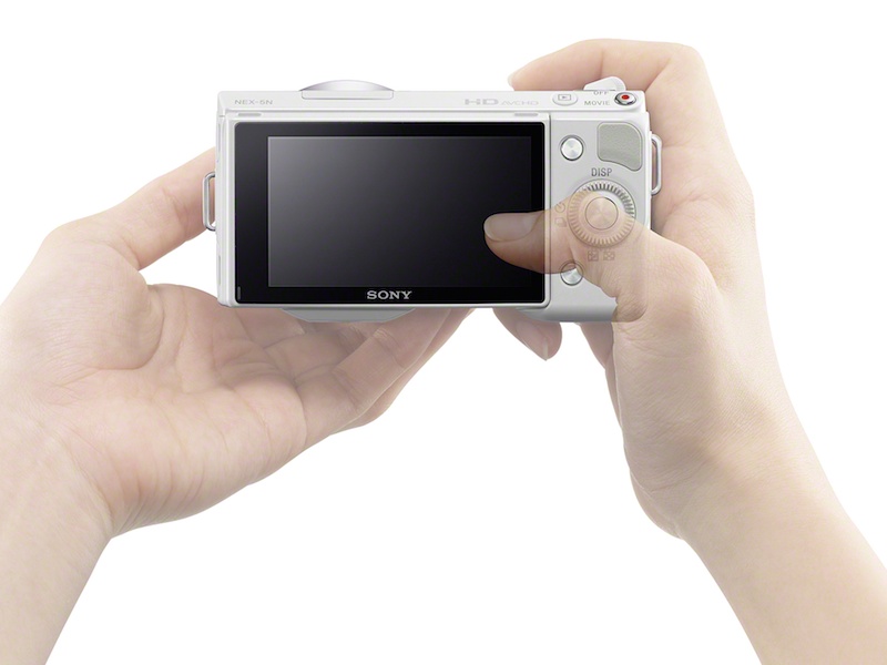 <b>タッチパネルを採用。被写体にタッチしてのピント合わせが可能になった</b>