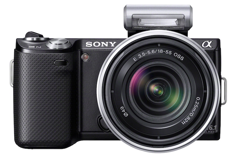 <b>同梱ストロボを装着したところ。右がストロボOFF、左がストロボONの状態</b>