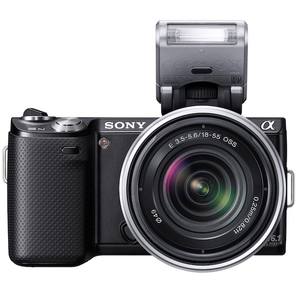 <b>同梱ストロボを装着したところ。右がストロボOFF、左がストロボONの状態</b>