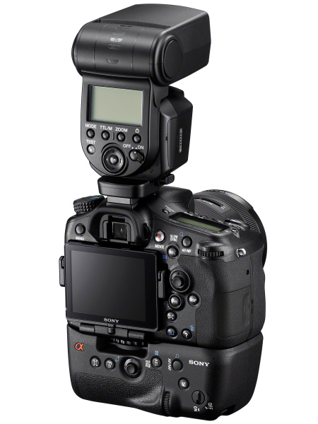 <b>同日発表のα77（縦位置グリップ付き）に装着したところ</b>