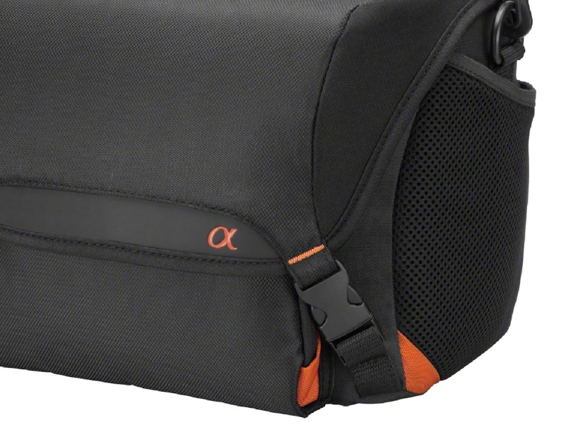 <b>フラップはバックルで固定するタイプ</b>