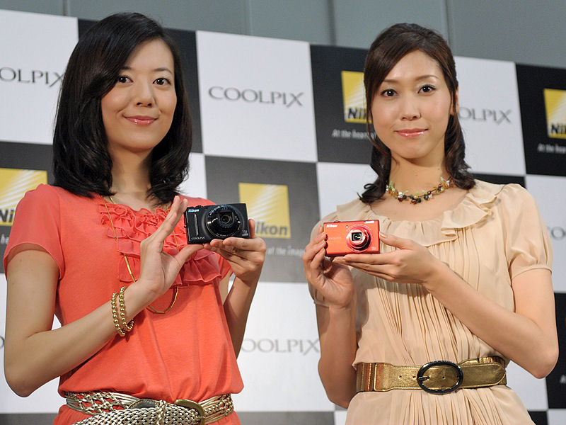 <b>COOLPIX S8200（左）とCOOLPIX S6200（右）</b>