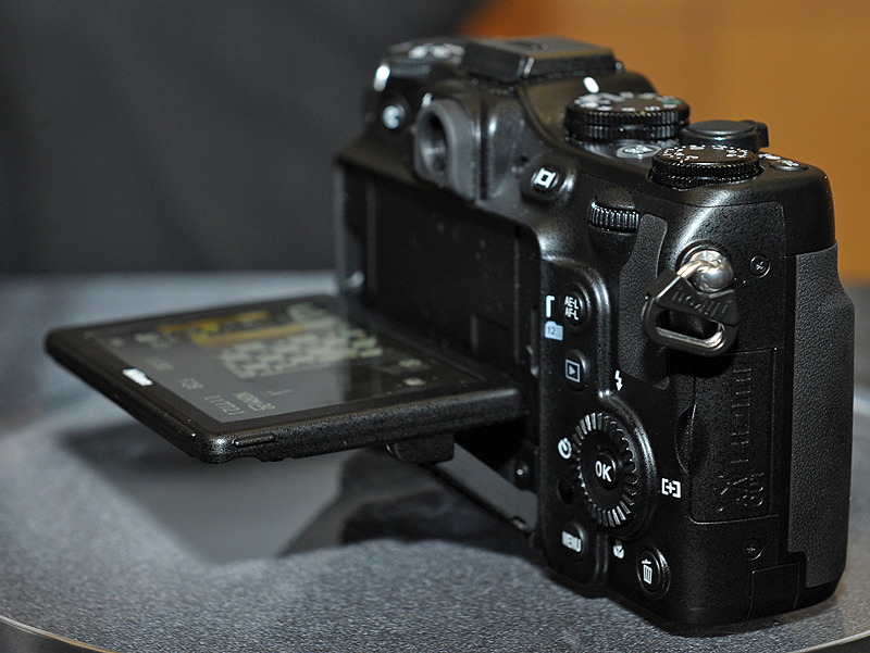 <b>チルト式液晶モニターは、真上向きからほぼ真下向きまで可動できる</b>