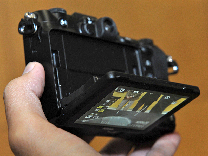 <b>チルト式液晶モニターは、真上向きからほぼ真下向きまで可動できる</b>