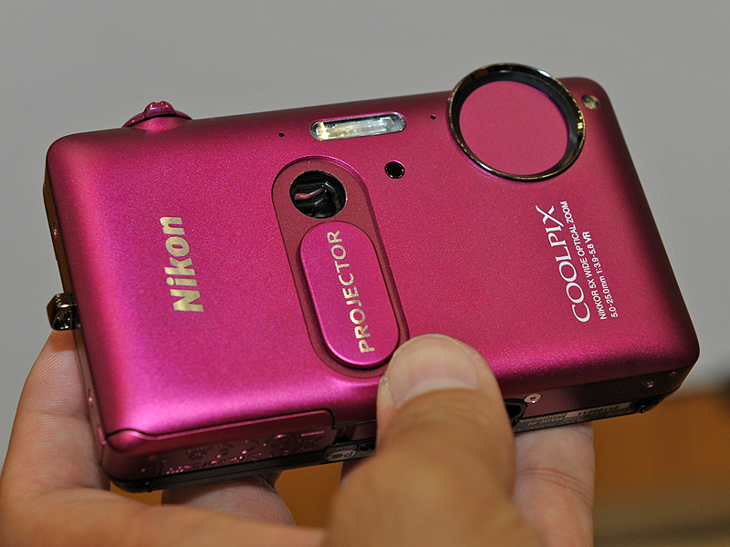 <b>プロジェクター部分にスライドバリアを設けた</b>