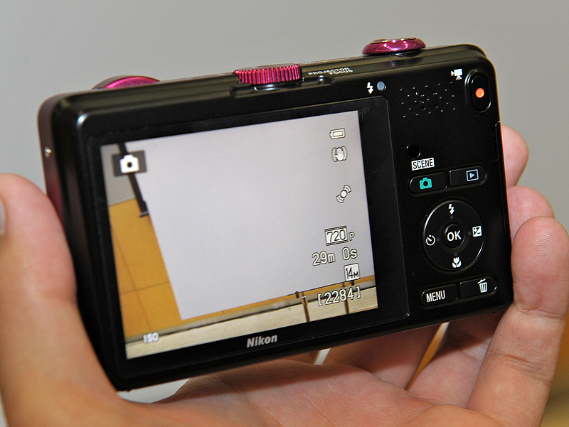 <b>プロジェクター部分にスライドバリアを設けた</b>