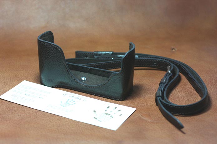 <b>the Fotoイタリアンレザー製カメラボディケース（ブラック）</b>