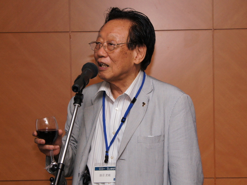 <b>日本写真家協会会長の田沼武能氏が乾杯を行なった</b>