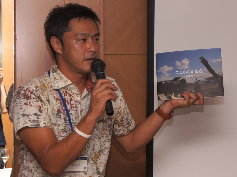 <b>写真集の説明を行なう広田泉氏</b>