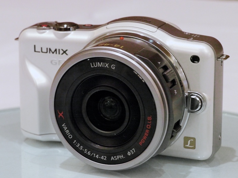 <b>LUMIX DMC-GF3への装着例。これは沈胴時</b>