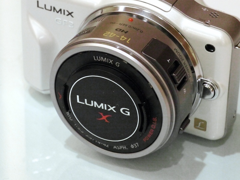 <b>フロントレンズキャプには「X」のロゴが入る。フィルター径はLUMIX G最小の37mm</b>