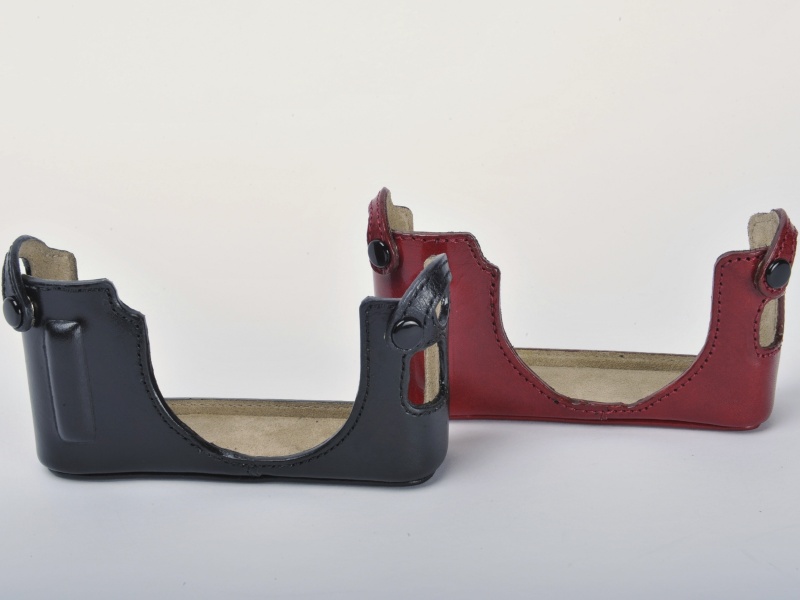 <b>FinePix X100専用ボディケース/ストラップセット。ブラック（左）とボルドー（右）を用意</b>