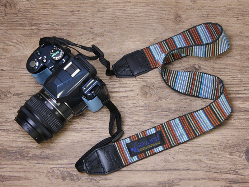 <b>Swimming Fly &amp; Gevaert カメラストラップ マルチストライプ カーキ/オレンジ</b>