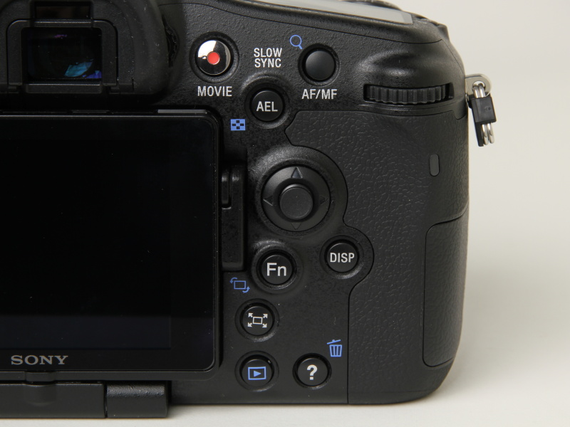 <b>背面右手側の操作部。α700などに近い配置になった印象</b>
