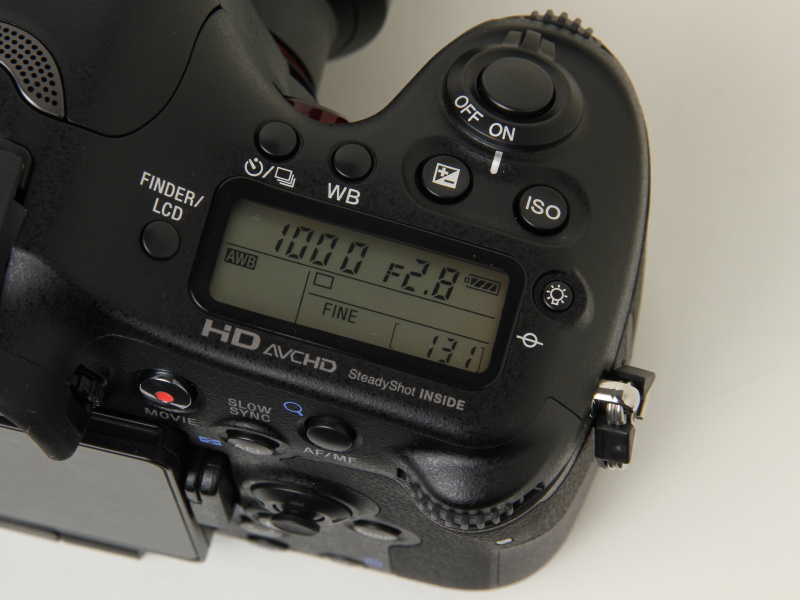 <b>液晶パネルはソニーAマウント機ではα900に次ぐ採用</b>