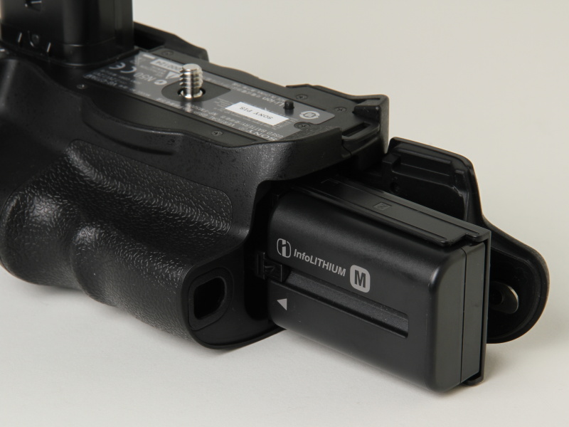 <b>バッテリーを2本収納できる。バッテリー室のフタを外さず装着できる</b>