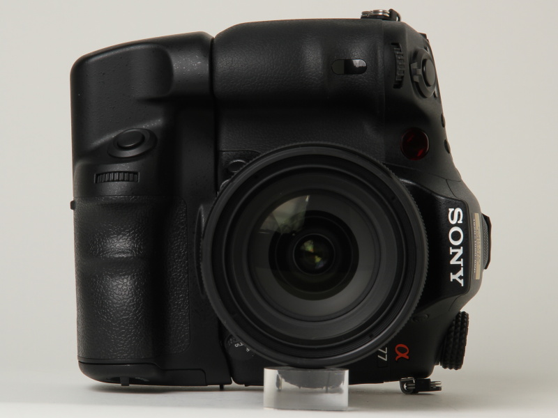 <b>縦位置での使用例。シャッッターボタンが横位置撮影時と同じ高さに来るデザインを継承</b>