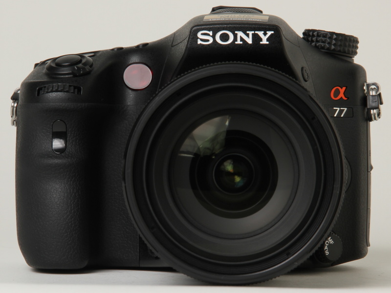 <b>ズームレンズキットに含む「DT 16-50mm F2.8 SSM」の装着例</b>