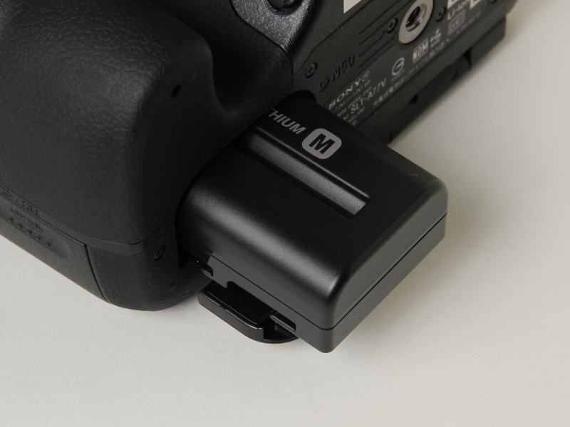 <b>バッテリーはα900やα700と共通の「NP-FM500H」</b>