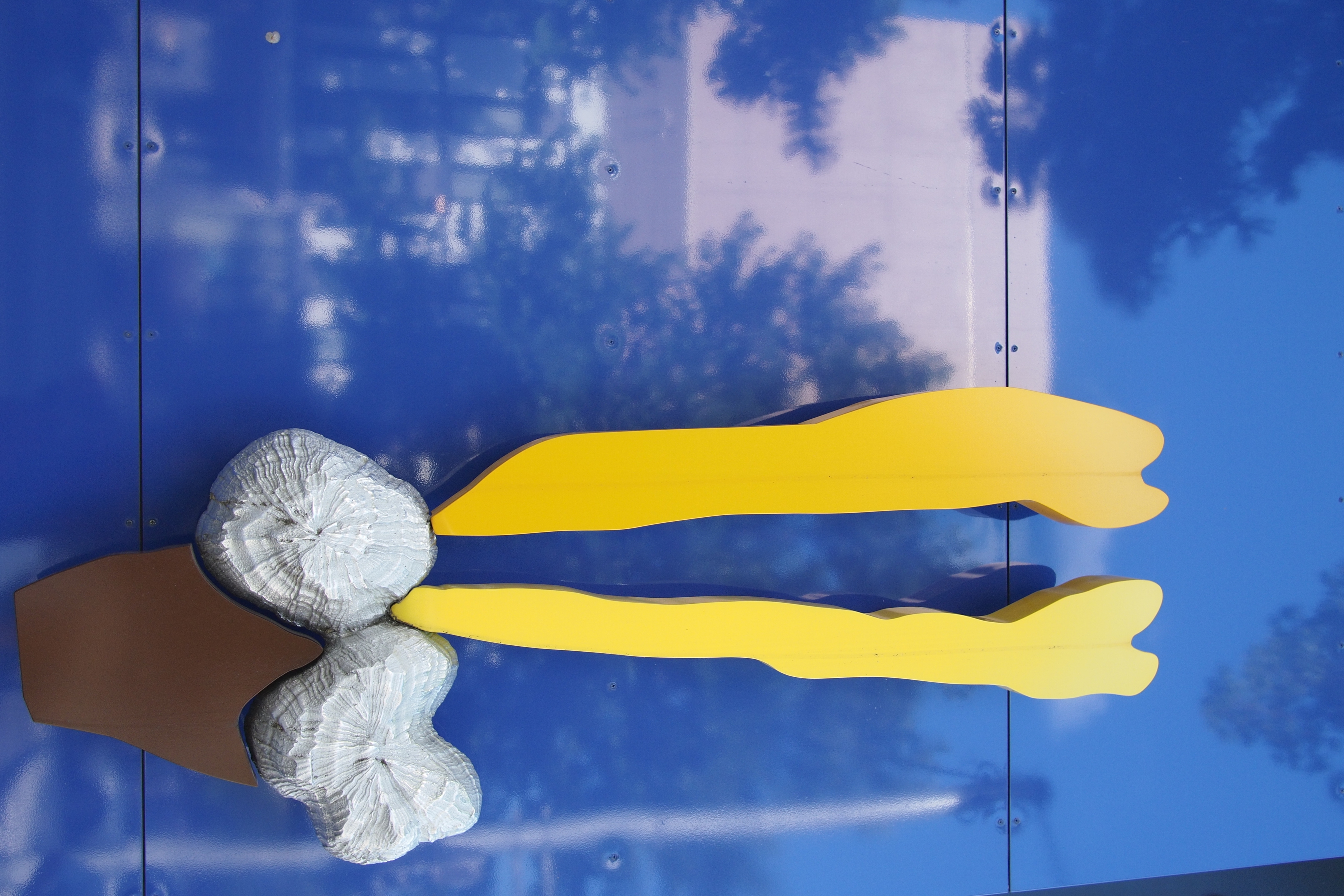 <b>ビルの外壁のオブジェ。シカもしくは怒れるカマキリ。E-P3 / LUMIX G 20mm F1.7 ASPH. / 4,032×2,688 / 絞り優先AE / 1/125秒 / F4 / 0.3EV / ISO200 / WB:太陽光 / 20mm</b>