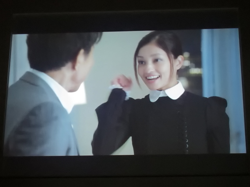 <b>新CMでは役所さんとメイド姿に扮した黒木さんが共演。黒木さんは冒頭で、「お帰りなさいませ」とメイドらしく役所さんを迎える</b>