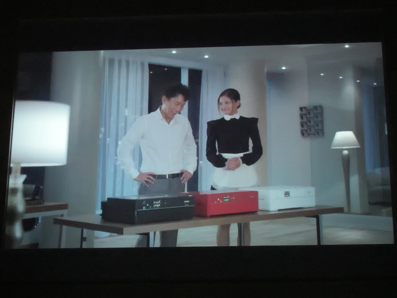 <b>新CMでは役所さんとメイド姿に扮した黒木さんが共演。黒木さんは冒頭で、「お帰りなさいませ」とメイドらしく役所さんを迎える</b>