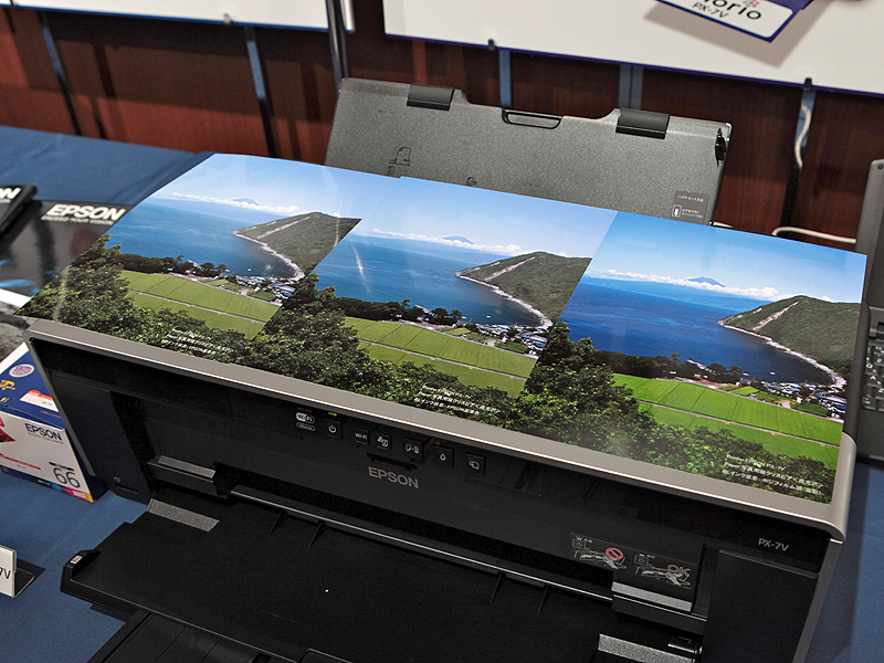 <b>PX-7Vのプリントサンプル。左からマットブラック使用のEPSON基準色、ブルーインク使用のEPSON基準色、ブルーインク使用のポジフィルム調。ボジフィルム調では、海、空の青や田の緑などがより高彩度に表現されているのがわかる</b>