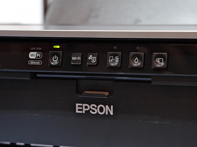 <b>操作ボタン。有線/無線LANも標準搭載する</b>