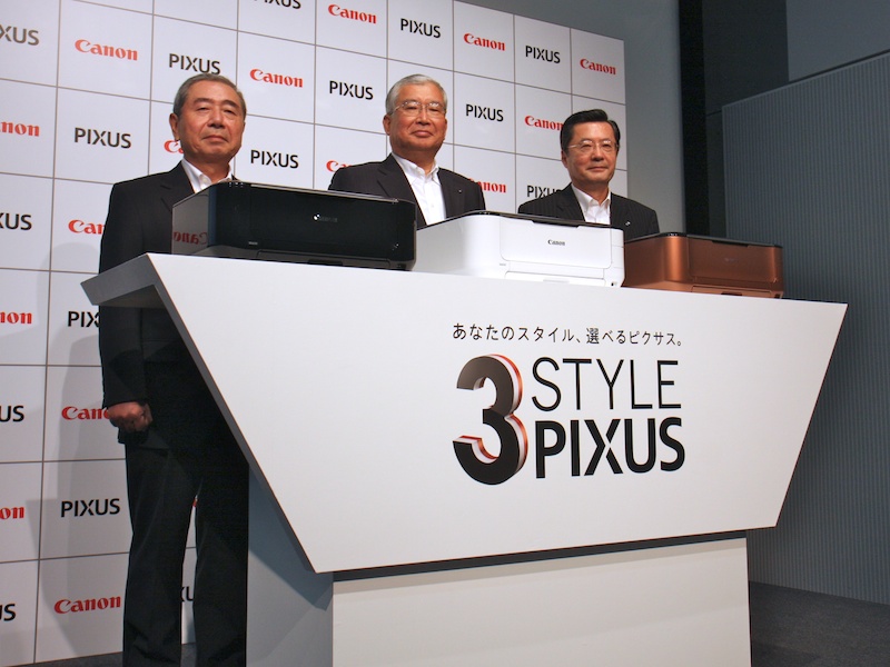 <b>左から佐々木専務、川崎社長（以上キヤノンマーケティングジャパン）、清水常務（キヤノン）</b>