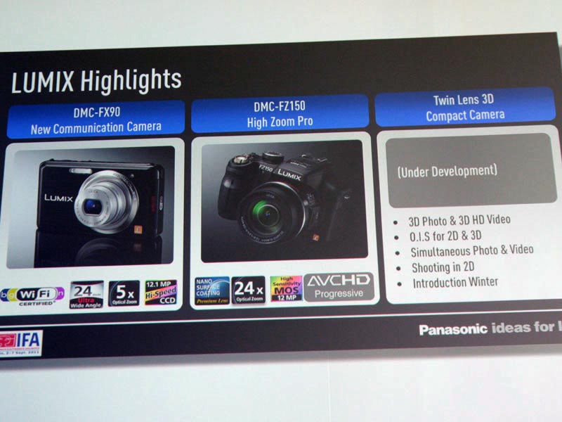 <b>プレスカンファレンス内のプレゼンテーションより。製品画像はないものの、「Twin Lens 3D Compact Camera」（右）の情報が見える</b>