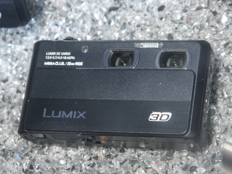 <b>IFA2011の会場で展示された二眼式3Dデジタルカメラの外観モックアップ</b>