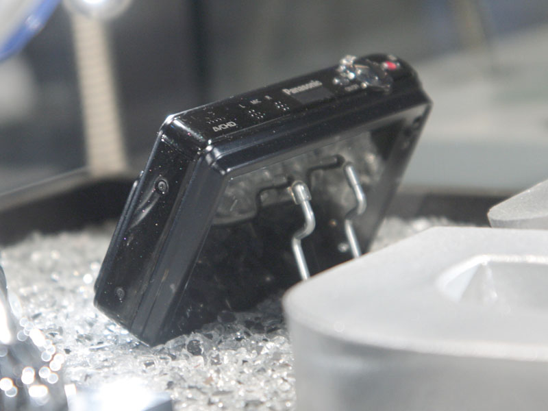 <b>IFA2011の会場で展示された二眼式3Dデジタルカメラの外観モックアップ</b>