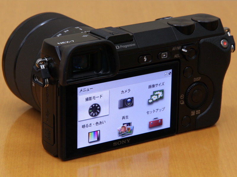 <b>肩の部分にダイヤルを備えた</b>