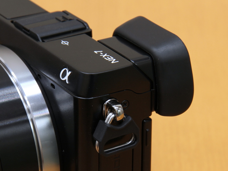 <b>ストラップ取り付け部</b>