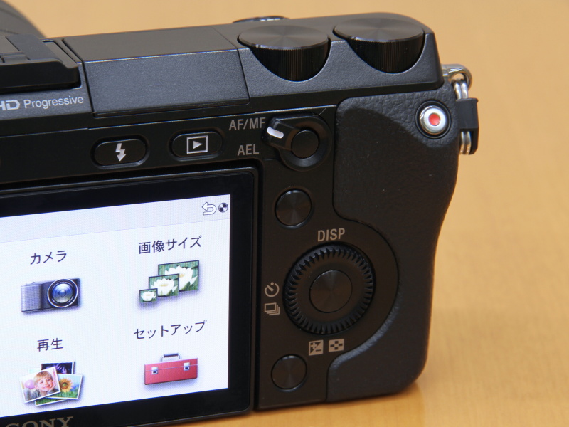 <b>背面ダイヤルと組み合わせて操作できる</b>