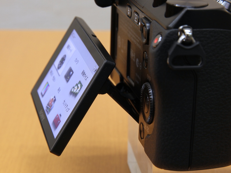 <b>チルト式液晶モニターを搭載</b>