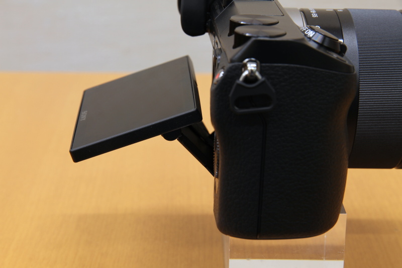 <b>内蔵ストロボをポップアップしたところ</b>