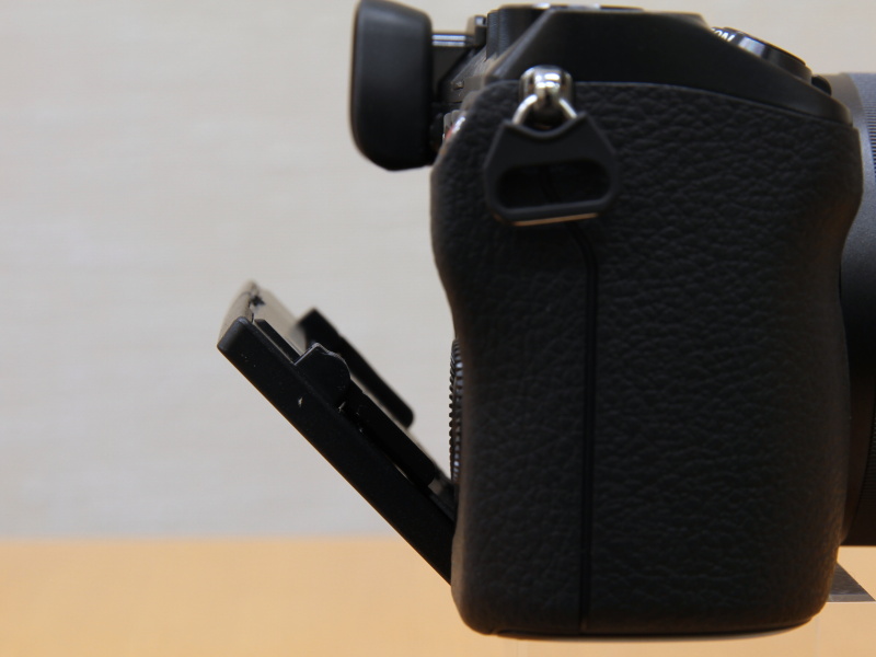 <b>内蔵ストロボをポップアップしたところ</b>