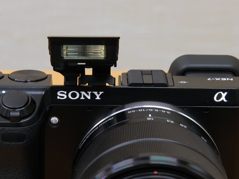 <b>内蔵ストロボをポップアップしたところ</b>