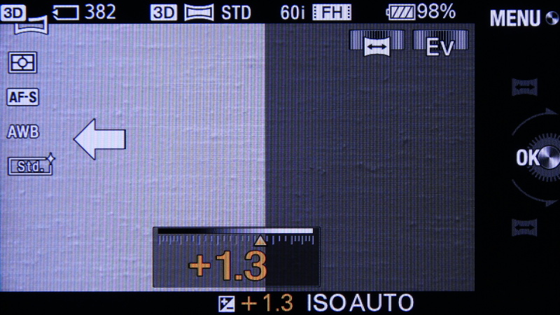 <b>3Dスイングパノラマの方向や露出補正値をダイヤルで変更できる</b>